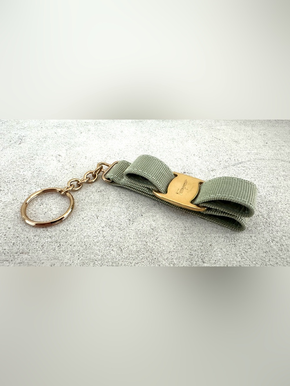 SALVATORE FERRAGAMO Vara Bow Grosgrain Keychain Olive Green Gold Tone + Box - Picture 4 of 8
